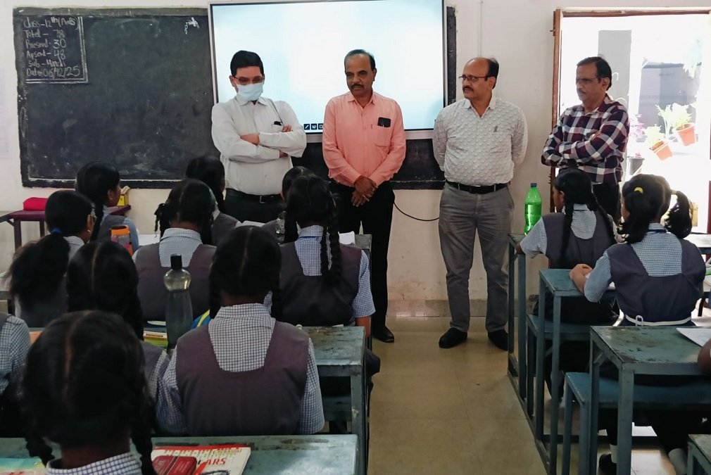 CG NEWS : जिला शिक्षा अधिकारी श्री राव ने कन्या माध्यमिक शाला घरघोड़ा का किया निरीक्षण