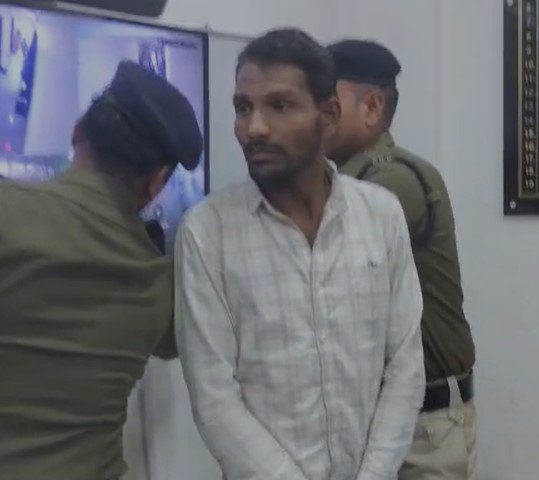 Crime News: रायपुर जीआरपी की बड़ी कार्रवाई: अंतरराज्यीय शातिर चोर सौरभ बुरान्डे गिरफ्तार, 3.28 लाख का माल बरामद