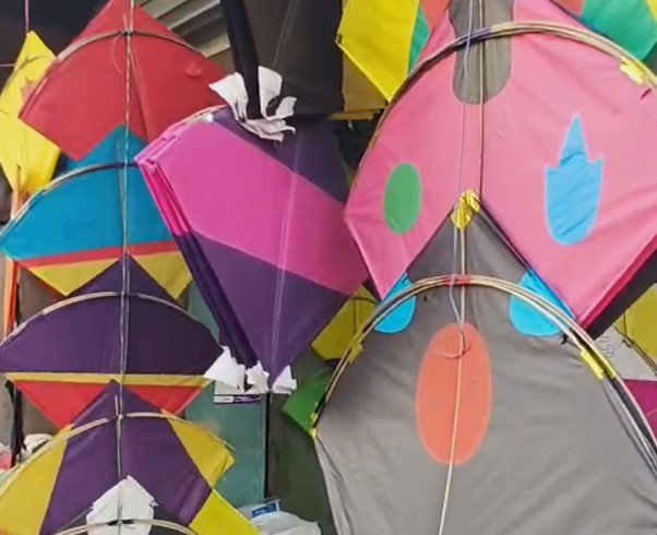 Indore News : मकर संक्रांति से पहले पतंग बाजार गुलजार, प्रतिबंधित चाइनीज़ मांझा की बिक्री पर प्रशासन सख्त, इंदौर में लगातार छापेमार कार्रवाई जारी