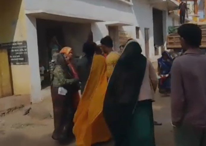 Jabalpur News : राशन दुकान की जिम्मेदारी को लेकर दो पक्षों में मारपीट, वीडियो वायरल