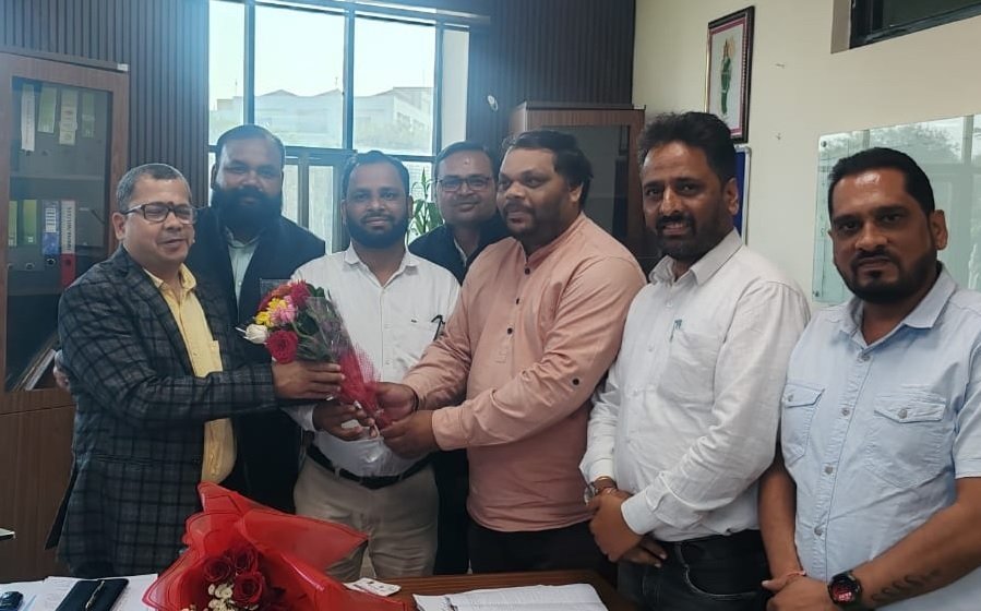 CG NEWS : राष्ट्रीय स्वास्थ्य मिशन (NHM) कर्मचारी संघ के पदाधिकारियों ने नए स्वास्थ्य संचालक संजीव कुमार झा से की सौजन्य मुलाकात