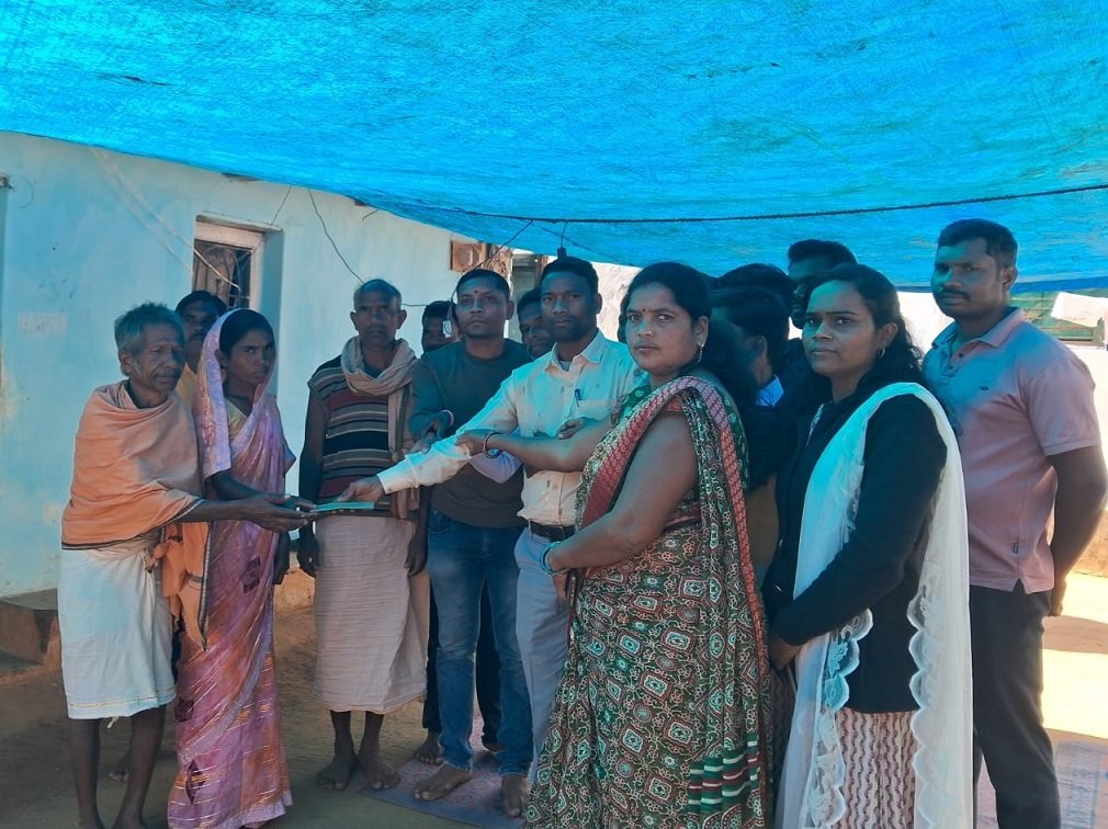 CG NEWS : विद्यालय परिवार की संवेदनशील पहल -पूर्व छात्रों ने पहुंचाई आर्थिक मदद, मानवता की मिसाल स्वर्गीय विनोद कुमार मंडावी के परिवार तक पहुंचा पूर्व छात्रों का सहयोग