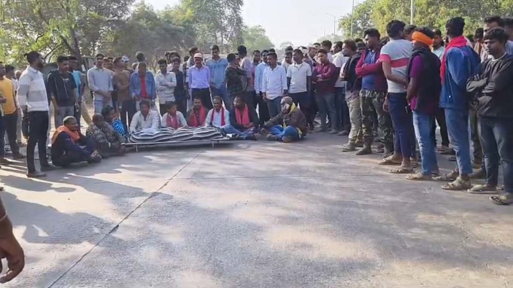 CG News : कॉलेज छात्र की सड़क हादसे में मौत के बाद हंगामा: NH-49 जाम, मुआवजा और नौकरी के आश्वासन पर शांत हुए परिजन-छात्र