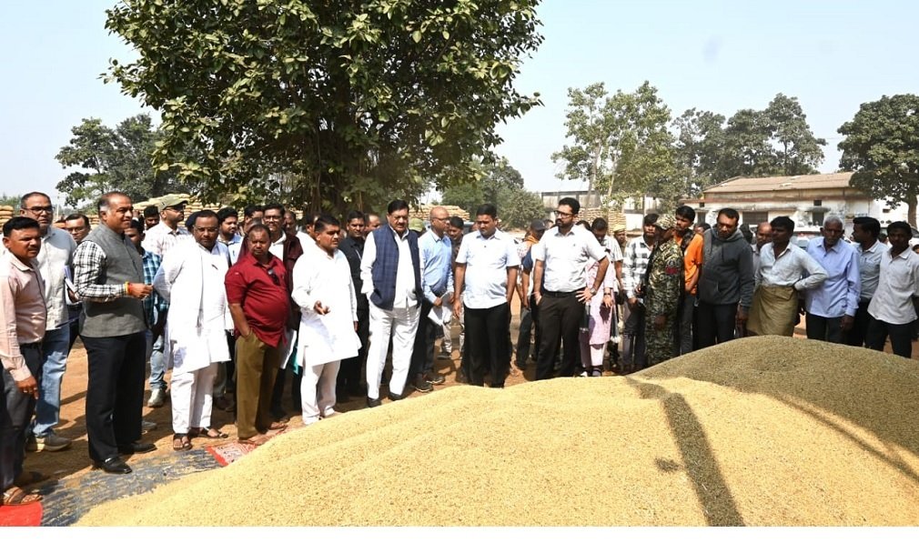 Cg News: जिले के प्रभारी मंत्री बघेल ने किया धान खरीदी केंद्र बिरकोनी एवं झलप का निरीक्षण, धान बेचने में किसानों को किसी प्रकार की समस्या नहीं होगी : मंत्री बघेल