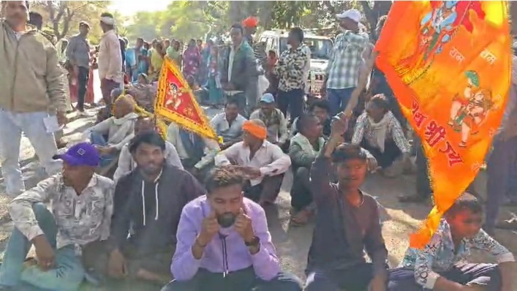 CG News : जमीन विवाद के कारण नेशनल हाईवे पर चक्काजाम, प्रशासन ने किया तनाव नियंत्रण