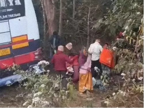 Jagdalpur News : तिरुपति जा रही टूरिस्ट बस पेड़ से टकराई, राजनांदगांव के युवक की मौत, ड्राइवर समेत तीन घायल