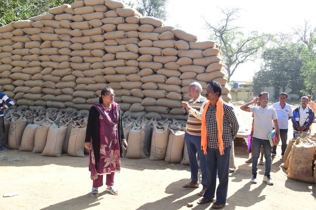 CG NEWS : कलेक्टर ने धान खरीदी केंद्रों का किया निरीक्षण, वन अधिकार पत्रधारी किसानों की समस्याओं के त्वरित निराकरण के निर्देश