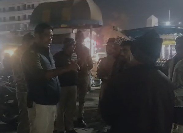 rewa news : पुलिस को देखते ही शराब छोड़कर भागे शराबी, जय स्तंभ में खुलेआम पी रहे थे शराब