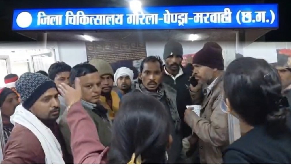 CG News : जिला अस्पताल में भारी बवाल : मरीज के साथ मौजूद लोगों ने महिला डॉक्टरों से की बदसलूकी, 4 के खिलाफ FIR दर्ज
