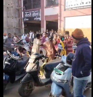 CG News : रायपुर के कोर्ट परिसर में दो महिला गुटों के बीच जोरदार मारपीट, जमकर चले लात-घूंसे, कैमरे में कैद हुई पूरी घटना