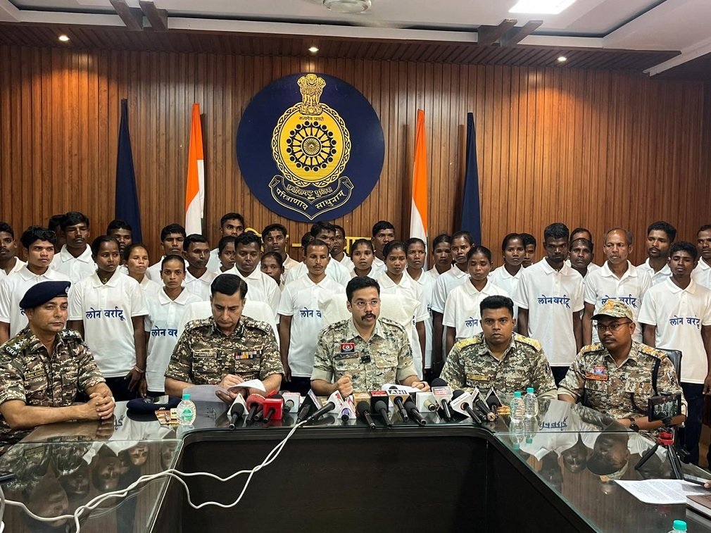 Dantewada News: पूना मारगेम पहल से 37 माओवादी हिंसा छोड़कर समाज की मुख्यधारा में लौटे, 65 लाख के 27 ईनामी शामिल