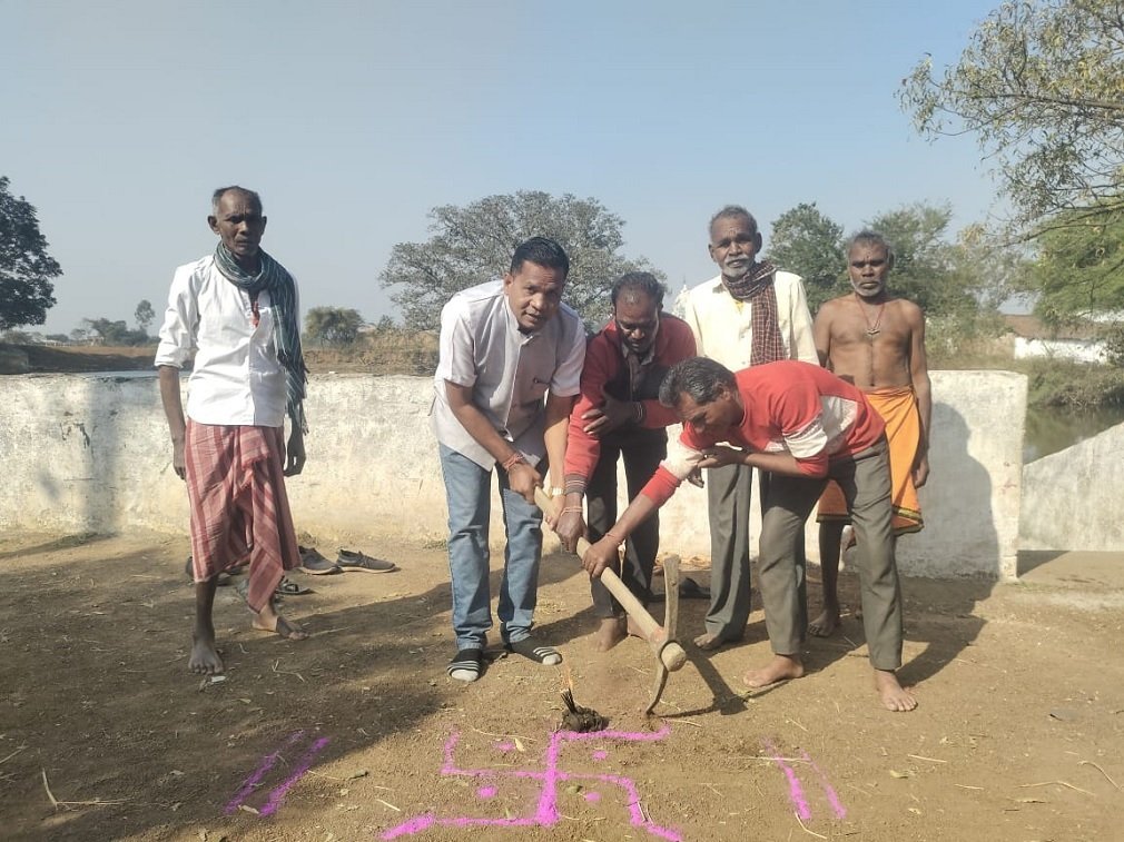 Tilda Nevra : ग्राम बुंदेली डी में सीसी सड़क निर्माण का भूमि पूजन संपन्न, ग्रामीणों की वर्षों पुरानी मांग हुई पूरी