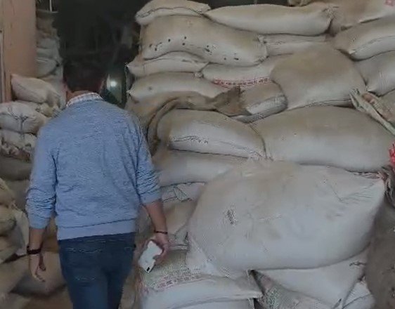 Indore News : इंदौर में आटा फैक्ट्री पर जिला प्रशासन की बड़ी कार्रवाई, गंदगी मिलने पर सील