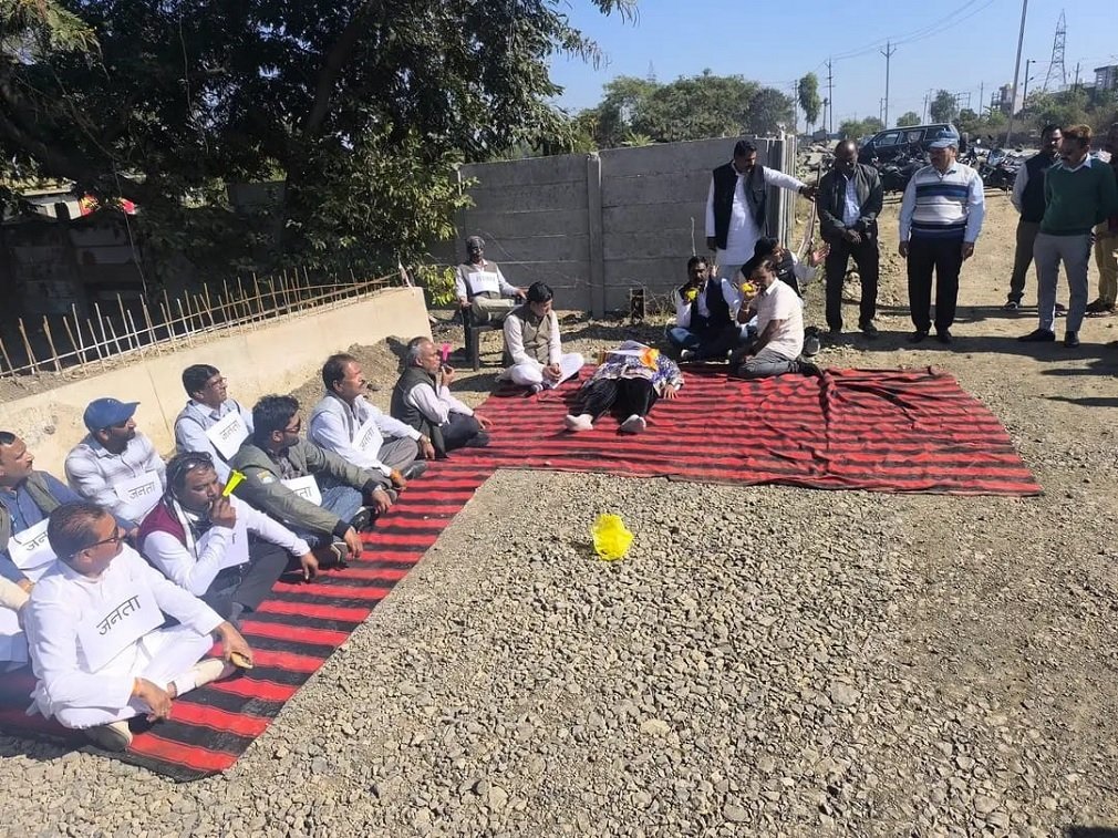 Sehore News: ओवरब्रिज की सर्विस रोड के लिए कांग्रेस का अनोखा ‘कुंभकर्ण जगाओ’ प्रदर्शन