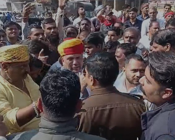 Dewas News : यूरिया खाद वितरण में अव्यवस्था से किसानों का फूटा गुस्सा, एबी रोड पर चक्काजाम