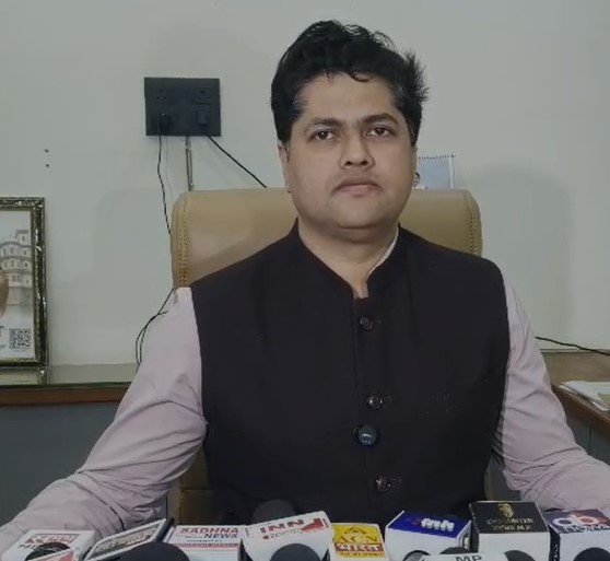 Indore News : इंदौर ट्रेचिंग ग्राउंड में तेंदुए की मूवमेंट से दहशत, वन विभाग अलर्ट, DFO ने कही ये बात