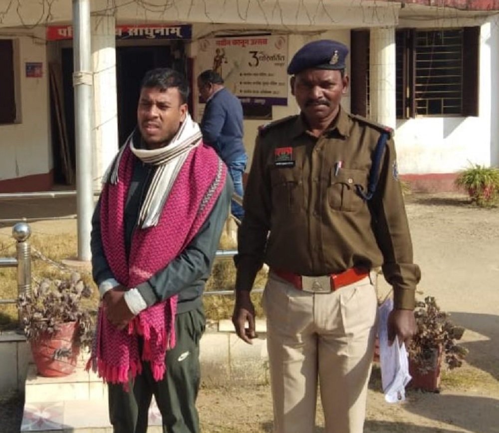 CG Crime News: फर्जी सशस्त्र बल का जवान बनकर नौकरी दिलाने के नाम पर लाखों की ठगी, आरोपी गिरफ्तार