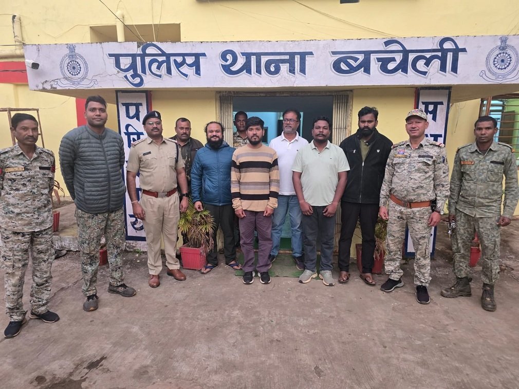 Bacheli News : बचेली में विदेशी मदिरा दुकान में 1.52 करोड़ का हेराफेरी, पांच आरोपी गिरफ्तार, पुलिस ने बरामद किए बैंक पासबुक और नकदी