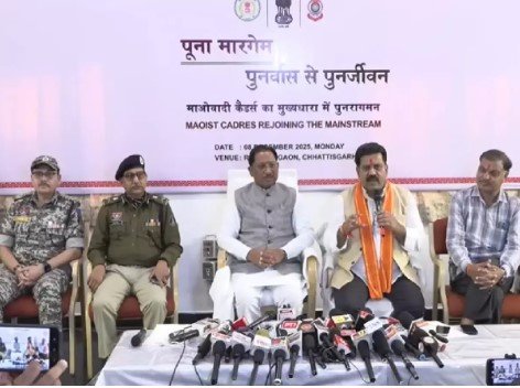 CG NEWS: 12 नक्सली मुख्यधारा में लौटे, सीएम ने किया स्वागत, डिप्टी सीएम बोले- MMC ज़ोन नक्सलमुक्त