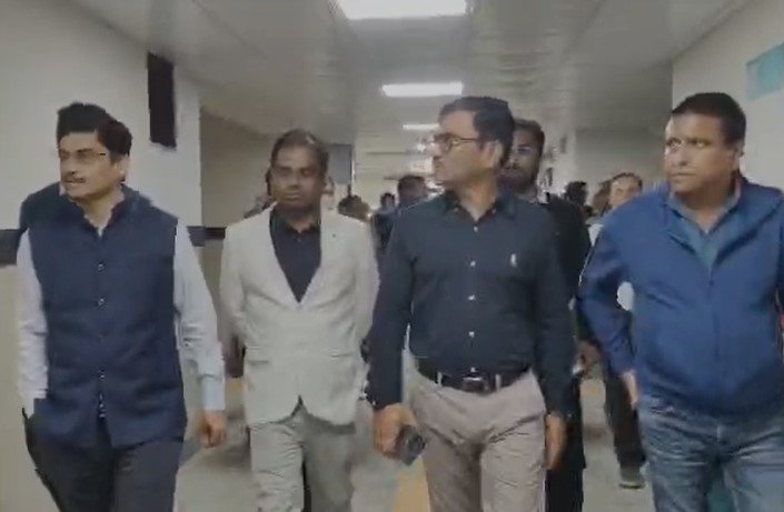 Burhanpur News : बुरहानपुर में संभागायुक्त खाड़े का सख्त निरीक्षण: लंबित प्रकरणों पर कार्रवाई के निर्देश, प्रशासनिक लापरवाही पर जताई नाराज़गी