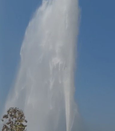 Khargon News : बलवाड़ा में पाइपलाइन एयर वॉल्ट फटने से 80 फीट ऊंचा पानी का फव्वारा, हजारों लीटर पानी बर्बाद, देखें वीडियो