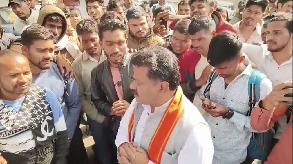 CG NEWS : गृह मंत्री विजय शर्मा ने पुलिस आरक्षक भर्ती के अभ्यर्थियों से की वन-टू-वन चर्चा, कार्रवाई का दिया भरोसा