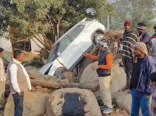 Gwalior News : ग्वालियर: तेज रफ्तार कार झोपड़ी में घुसी, दो लोग घायल