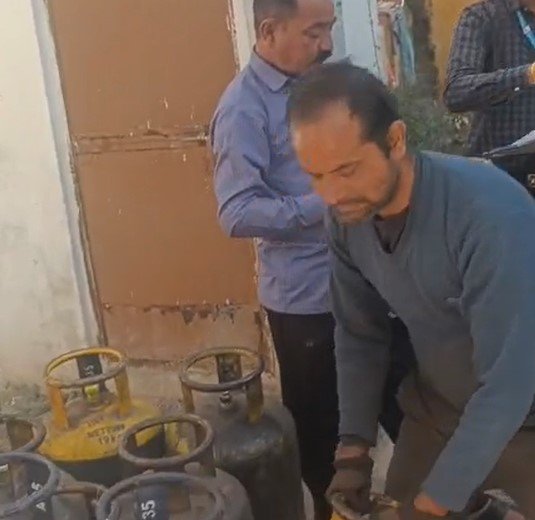Indore News: साईं बाबा नगर में अवैध गैस सिलेंडर गोदाम पकड़ा, बड़ी मात्रा में सिलेंडर जब्त