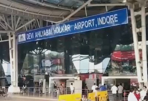 Indore Airport : इंदौर एयरपोर्ट पर IndiGo की उड़ानें ठप, यात्रियों में गुस्सा — 18+ फ्लाइट्स रद्द
