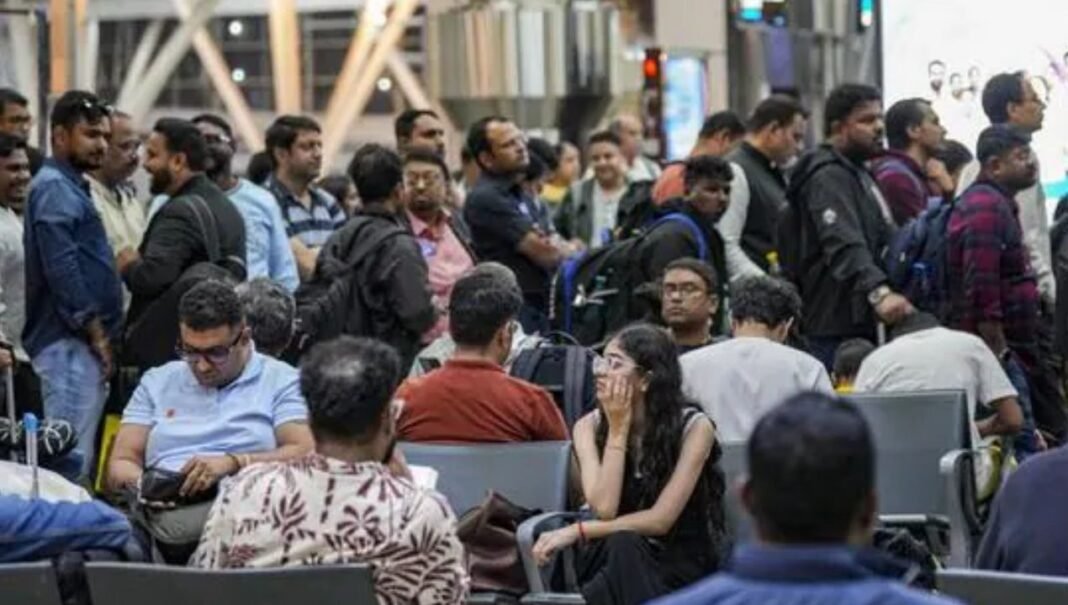 Indigo Flight Cancellation : रायपुर एयरपोर्ट पर इंडिगो की फ्लाइट कैंसिलेशन से बरपा हंगामा, देर रात यात्रियों का फूटा गुस्सा