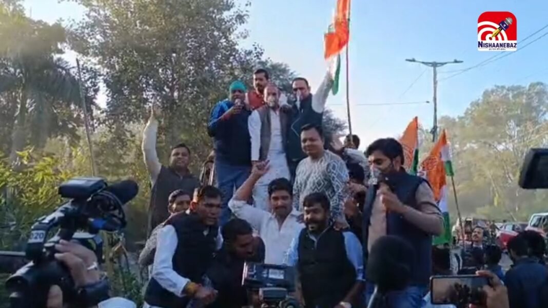 भोपाल में फिर ‘चिपको आंदोलन’: अयोध्या बाईपास पर 10 हजार पेड़ों की कटाई के खिलाफ सड़क पर उतरी कांग्रेस