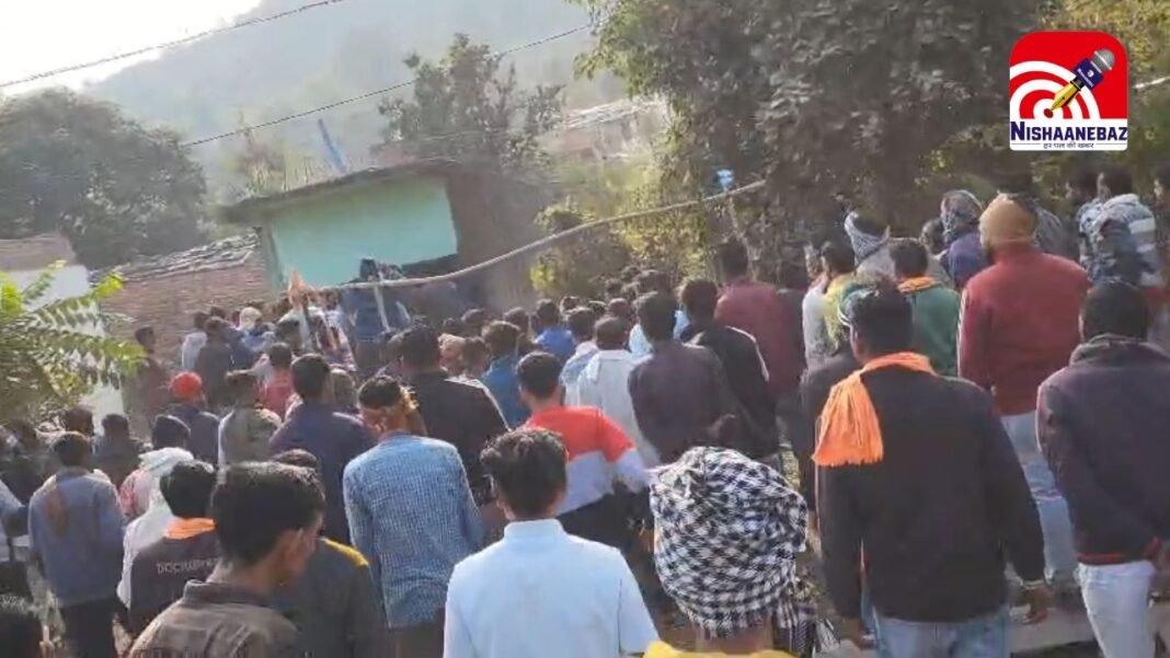 Electric Pole Accident : बिजली के पोल पर करंट लगने से आउटसोर्स कर्मचारी की मौत; परिजन ने शव रखकर किया चक्काजाम