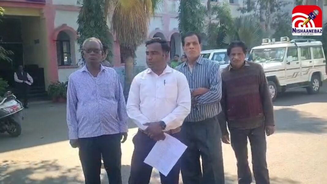 Shopkeepers Protest : नगर पालिका की कार्रवाई पर सवाल : पुराने दुकानदार बेरोजगार, नए लोगों को दुकानें देने के प्रस्ताव पर नाराजगी