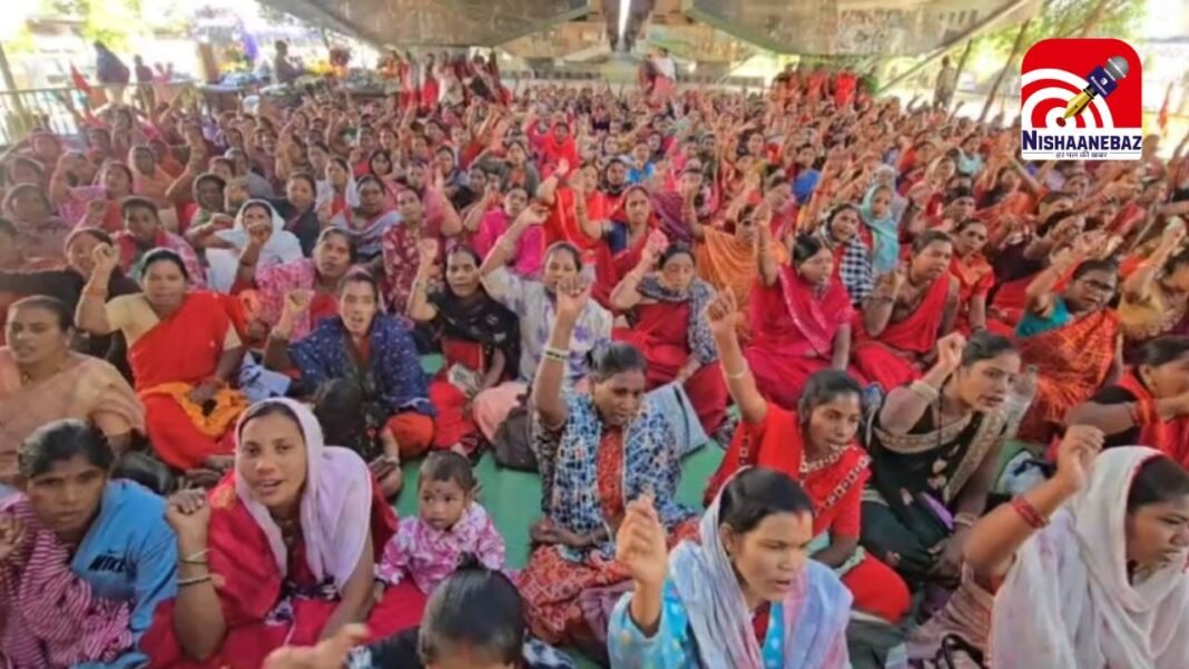 Anganwadi workers and helpers on strike : छत्तीसगढ़ में आंगनबाड़ी कार्यकर्ता-सहायिका तीन दिवसीय हड़ताल पर, राजनांदगांव में फ्लायओवर के नीचे प्रदर्शन
