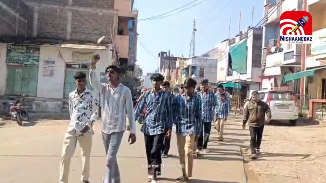 Hostel superintendent harassment : हॉस्टल अधीक्षक की प्रताड़ना से तंग 50 से अधिक आदिवासी छात्र कलेक्टर से शिकायत करने पैदल निकले