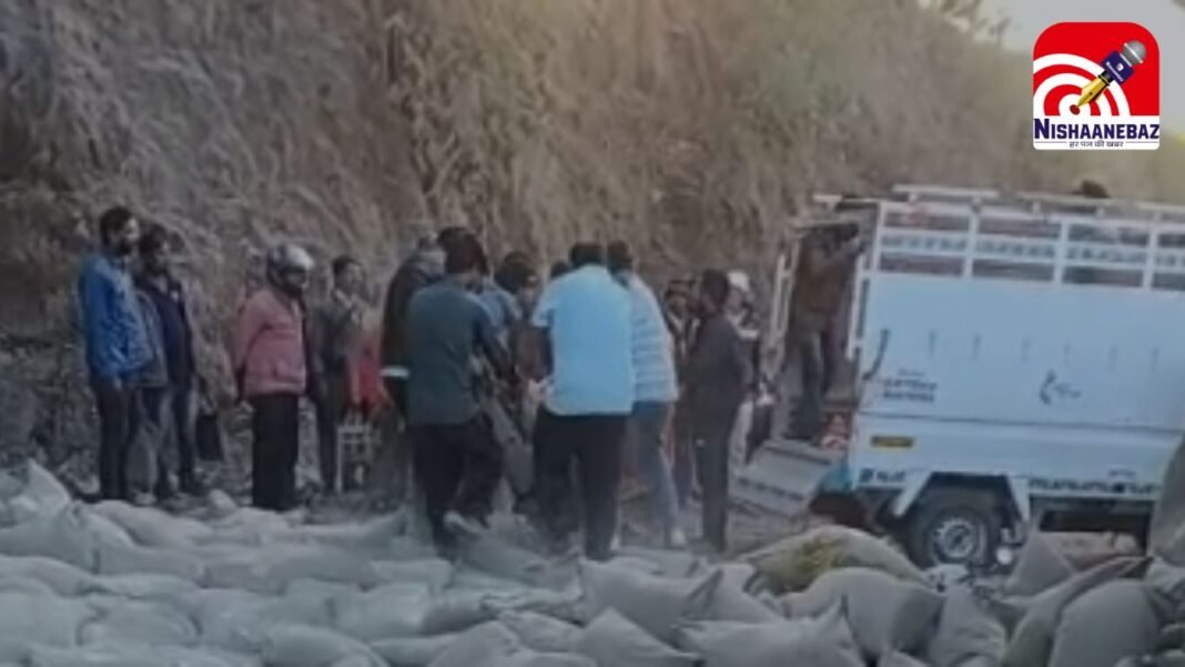 Chhindwara Accident : छिंदवाड़ा में भीषण हादसा: मोहारी घाटी में सीमेंट से भरा ट्रक पलटा, बाइक सवार समेत दो की मौत