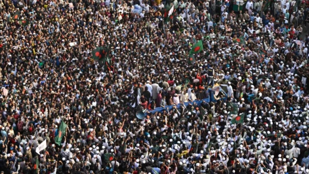 Bangladesh Crisis 2025 : अस्थायी शांति या बड़े तूफान की आहट? हादी के सुपुर्द-ए-खाक के बाद भी बारूद के ढेर पर बैठा बांग्लादेश