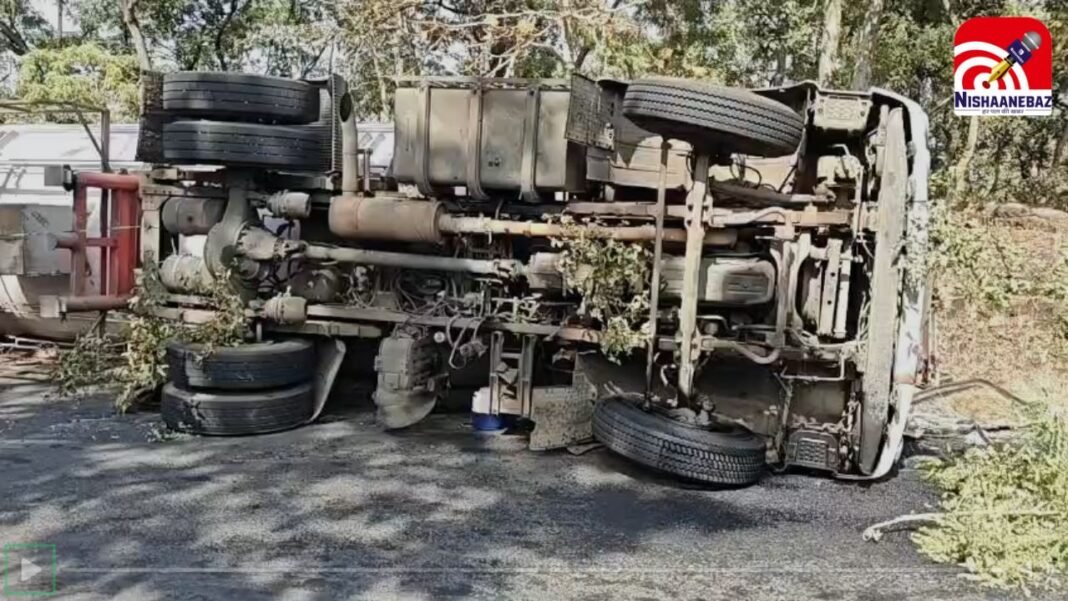 Chhindwara News : छिंदवाड़ा: रेनीखेड़ा के पास अनियंत्रित होकर पलटा गैस कैप्सूल टैंकर, देलाखारी रोड पर लगा लंबा जाम.