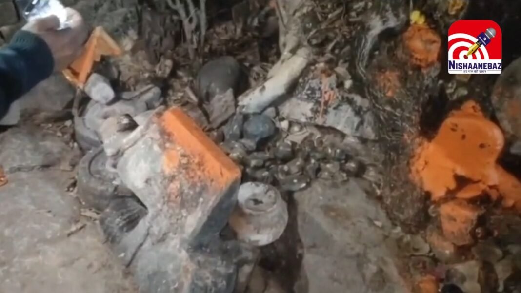 Badagaon Dhasan Protest : टीकमगढ़ में प्रतिमा खंडित होने पर बवाल: थाना प्रभारी की अभद्रता पर भड़के हिंदू संगठन, थाने में ही शुरू कर दिया सुंदरकांड का पाठ