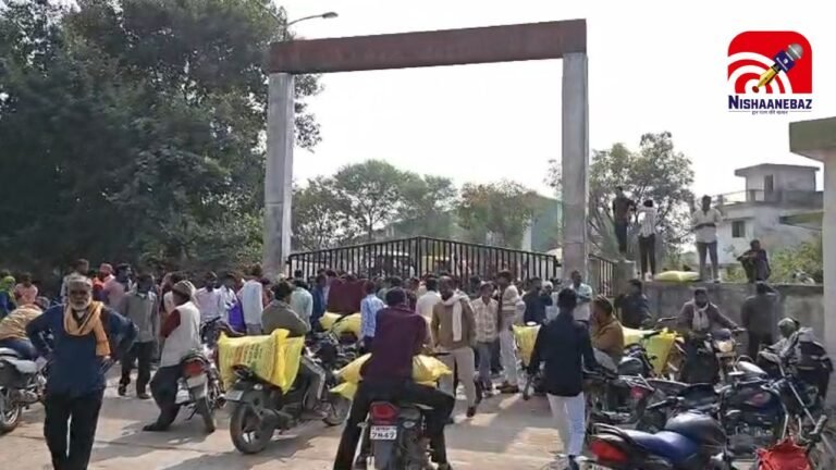 Barora Ghat Warehouse : बड़ौरा घाट वेयर हाउस पर किसानों का हंगामा, खाद टोकन वितरण में लापरवाही से नाराज़ होकर गेट पर लगाया ताला