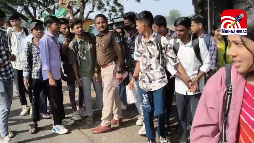 traffic system is bad : बड़वानी में यातायात व्यवस्था बदहाल, शहर के बाहर चालानी कार्रवाई पर उठे सवाल; मुख्य मार्गों पर बेतरतीब पार्किंग से भीषण जाम