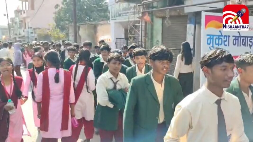 Jabalpur Students Protest : एकलव्य छात्रावास की छात्राएं सड़कों पर, प्रिंसिपल पर ‘जूते से मारने’ की धमकी और भूखा रखने के गंभीर आरोप