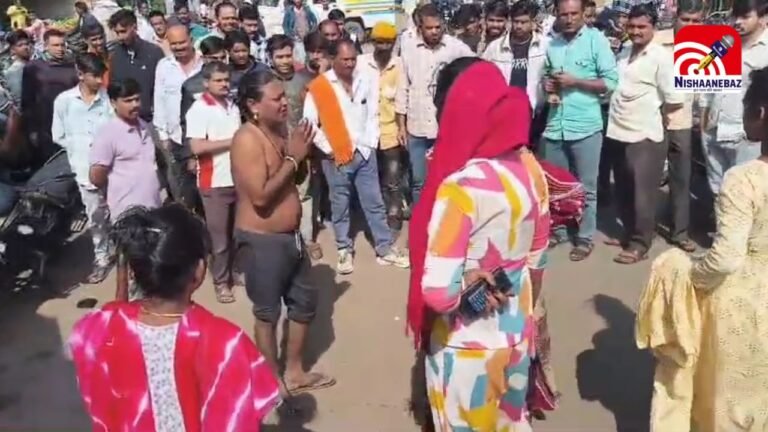 fake eunuch : नकली किन्नर बन अवैध वसूली कर रहे व्यक्ति को असली किन्नरों ने नंगा कर पीटा