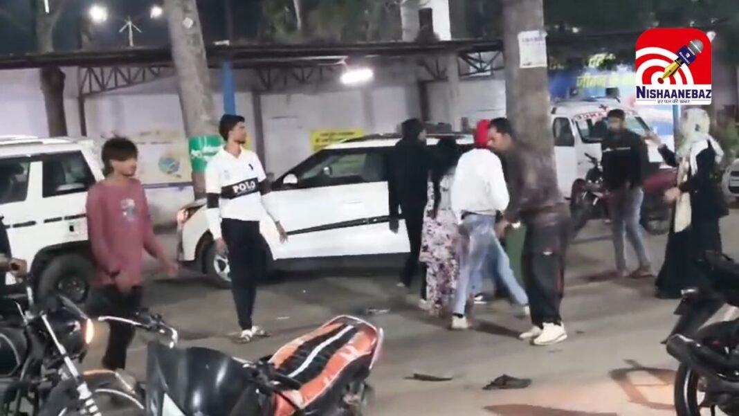 Dhar District Hospital Clash : धार जिला अस्पताल बना अखाड़ा : इलाज कराने पहुंचे दो पक्ष आपस में भिड़े, दीवार से सिर टकराने पर युवक को आए झटके