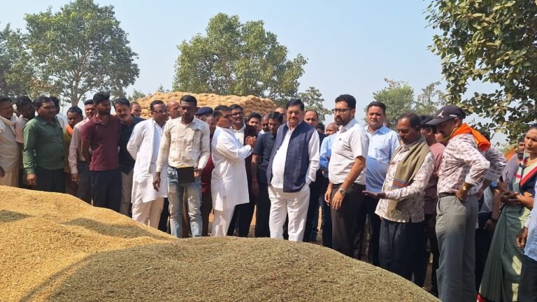 Paddy Procurement Centre : धान खरीदी केंद्र में व्यवस्थाओं का जायजा लेने पहुँचे प्रभारी मंत्री, किसानों में उत्साह