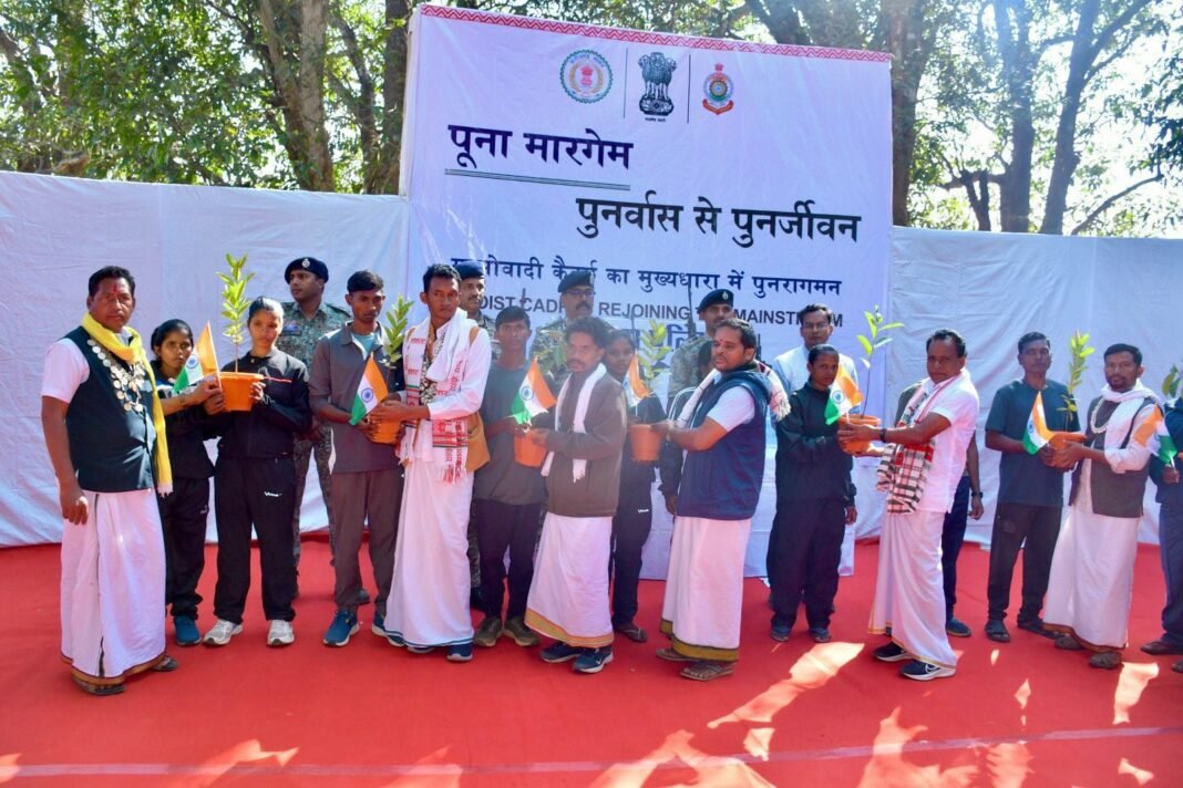 Big success in Sukma : बस्तर में 11 महीनों में 1514 माओवादियों ने किया सरेंडर, AK-47 और स्टेन गन सौंपी