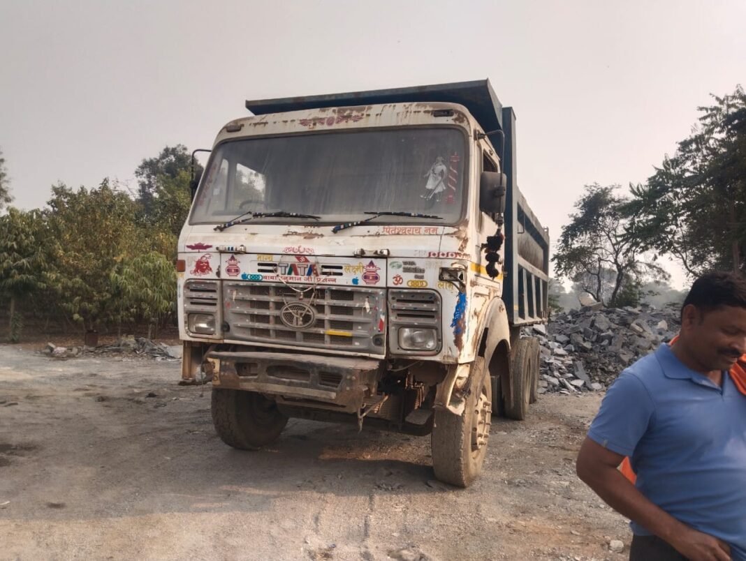 Illegal mining : अवैध उत्खनन को लेकर तनाव: बिना रॉयल्टी पर्ची की गाड़ी पकड़ने पर ग्रामीण-अधिकारियों में तीखी नोकझोंक
