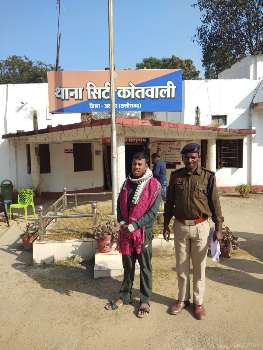 fake uniform arrested : जशपुर में फर्जी ‘वर्दीधारी’ गिरफ्तार : सशस्त्र बल का जवान बनकर महिलाओं से ठगे लाखों, बिलासपुर से दबोचा गया आरोपी