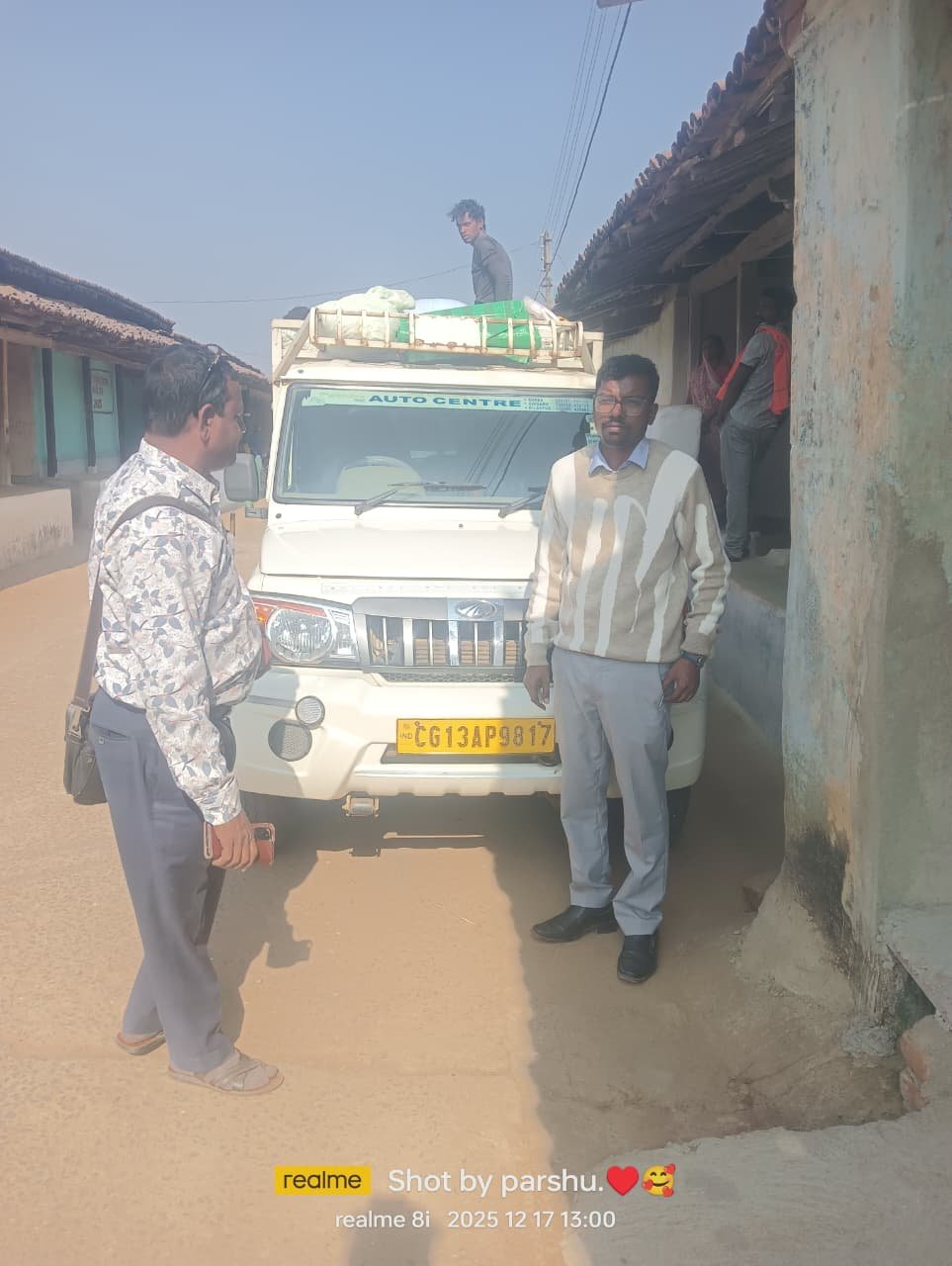 Illegal paddy smuggling : लैलूंगा में प्रशासन की ‘सर्जिकल स्ट्राइक’ : नायब तहसीलदार हिमांशु सिंह ने अवैध धान से लदी दो गाड़ियां पकड़ीं