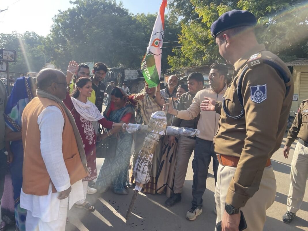 Minister Vijay Shah’s effigy was burned : निवाड़ी में ‘लाड़ली बहनों’ का आक्रोश : मंत्री विजय शाह का फूंका पुतला, इस्तीफे की मांग पर अड़ी महिला कांग्रेस